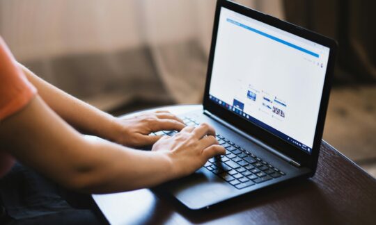 Cómo Convertir los Datos Sociales en un Impacto Real para el Negocio: Un Manual para Equipos de Marketing, PR y CX