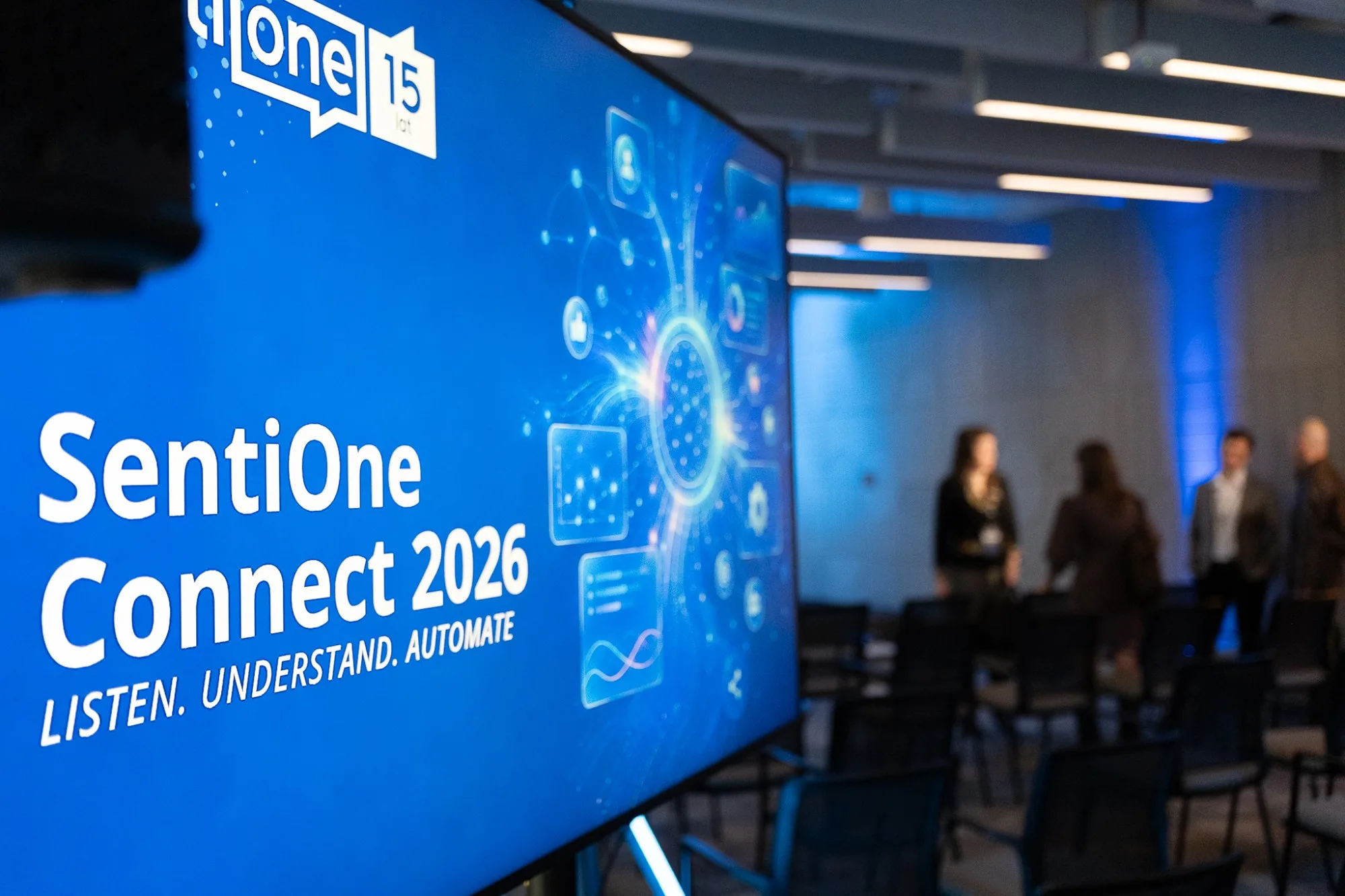 Ekran z napisem „SentiOne Connect 2026 – Listen. Understand. Automate” w sali Q22